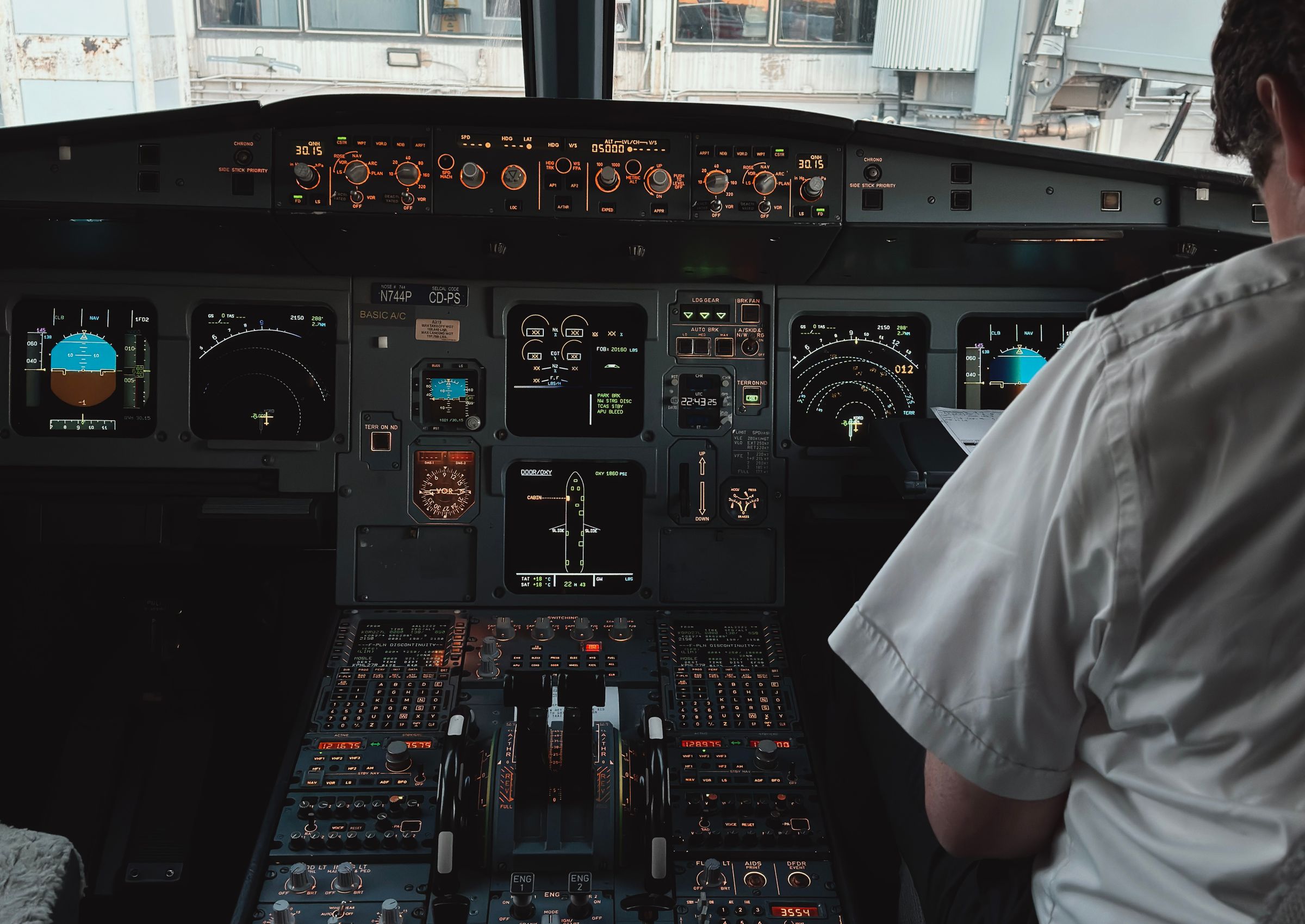 Pilote aux commandes dans le cockpit d’un Airbus